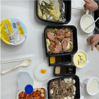 리뷰 사진 — 배달 음식 한 상